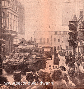 Haaksbergsestraat in Enschede 1 april 1945. Het gemeentehuis is zichtbaar op de achtergrond.