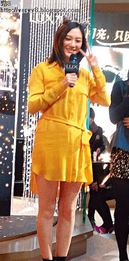 21/1 <br><br>應采兒「放監」出席上海舉行的洗頭水代言活動，身穿黃色恤衫裙，腹部隆起，一雙長腿亦長肉不少。