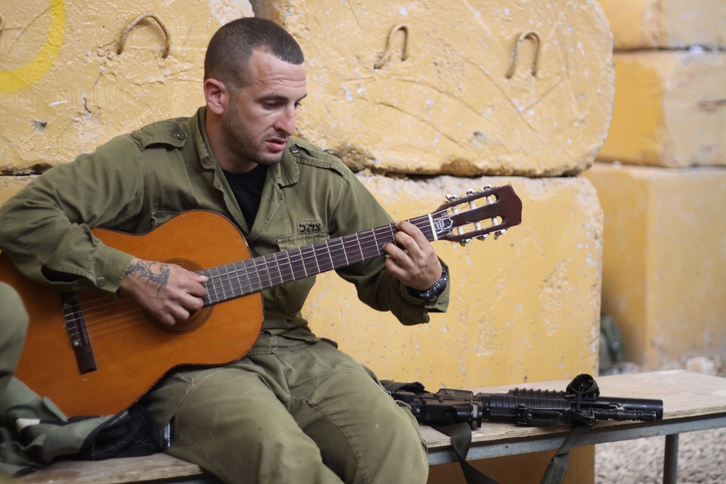 Бесплатная музыка армейские песни. Солдат с гитарой. Солдаты под гитару. Армейские под гитару. Военный гитарист.