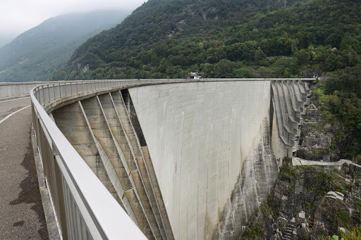 Barrage de Contra