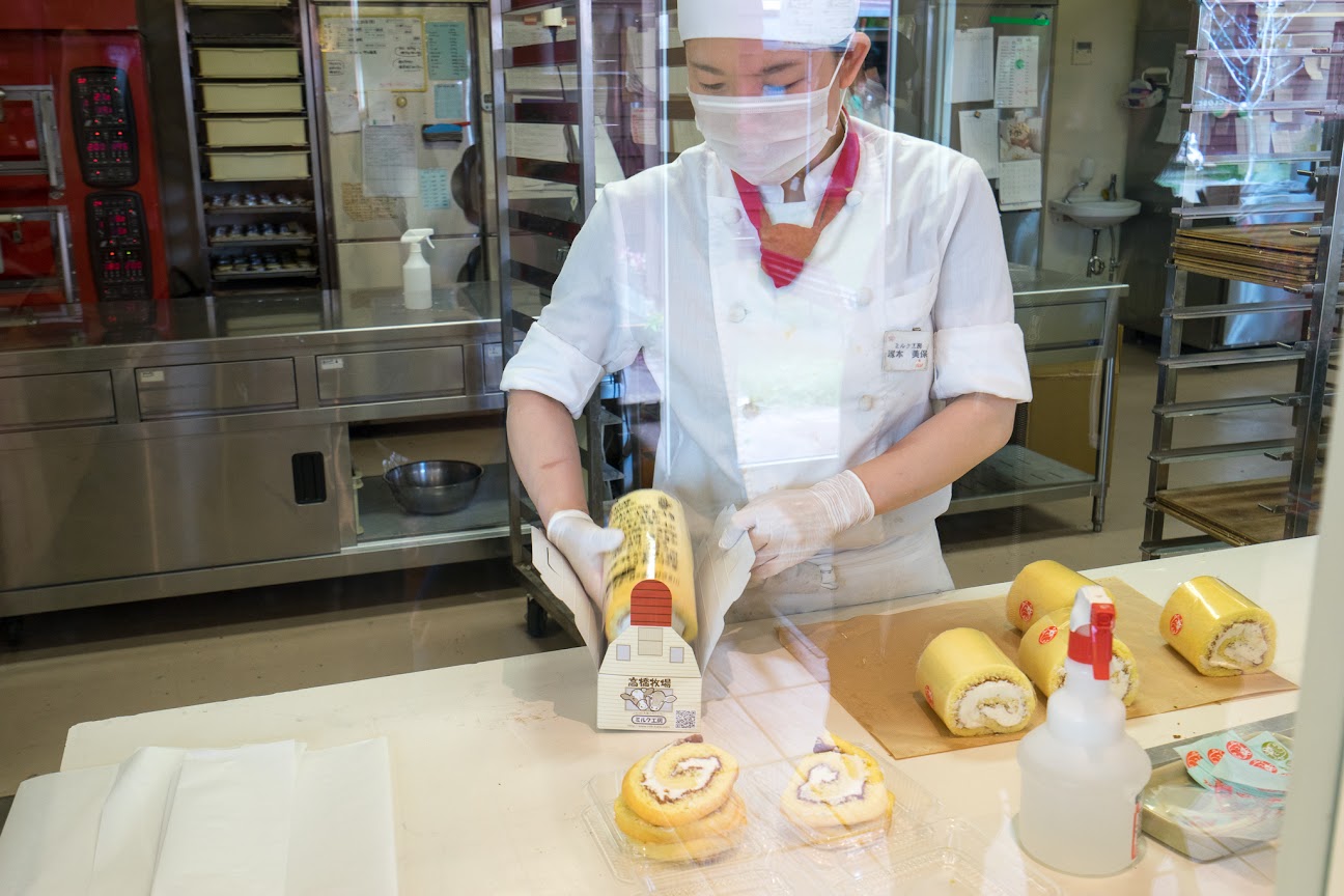 その場で切り分け詰め込むロールケーキ