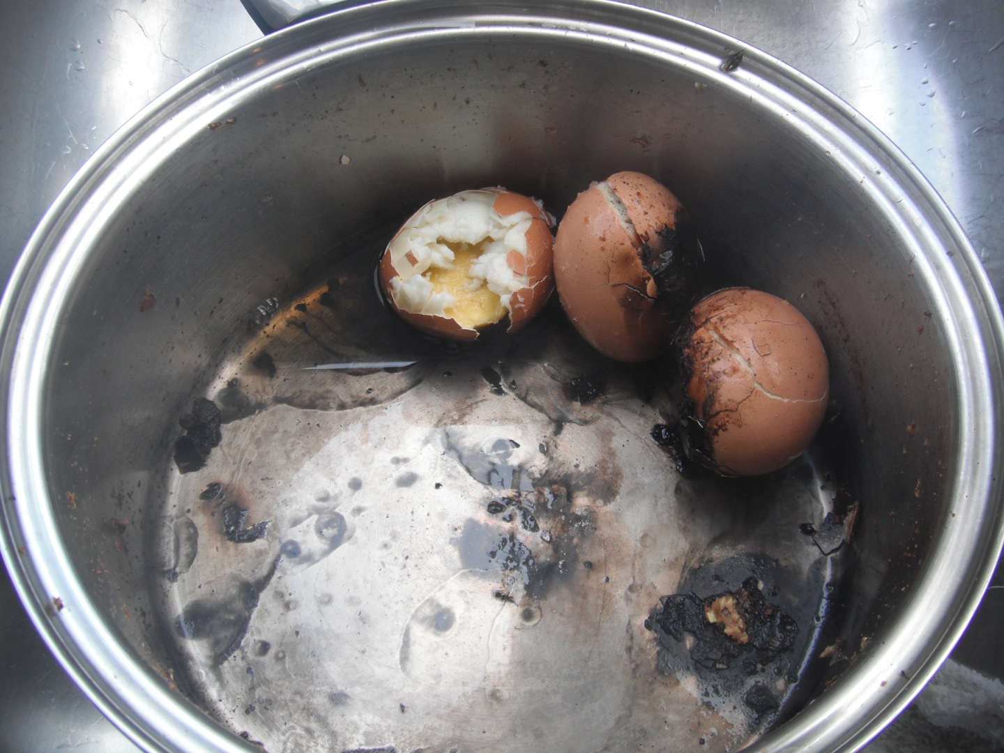 Видео вареные яички. Взорвалось яйцо при варке. Яйца в луковой шелухе.