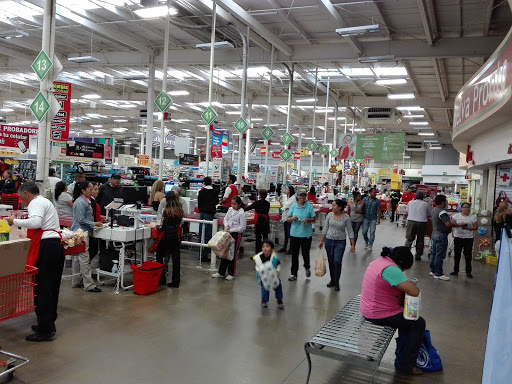 Mercado SORIANA, Bulevar Puebla, esquina Av. Xonancatepec, Bosques de San Sebastián, 72310 Puebla, Pue., México, Tienda de ultramarinos | PUE