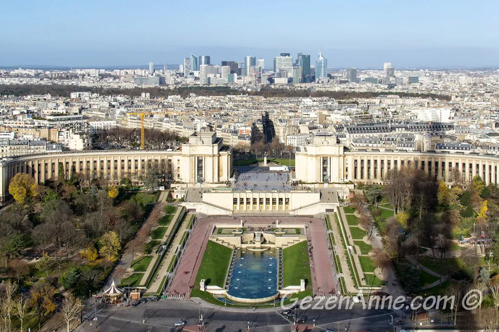 Eiffel kulesinden Trocadero ve modern Paris manzarası