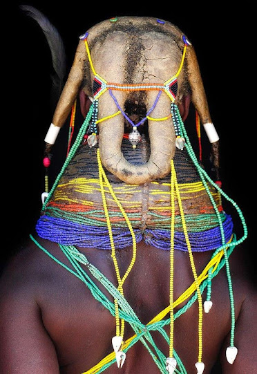 wu153 Kỳ lạ với kiểu tóc từ phân bò của bộ tộc Mumuhuila