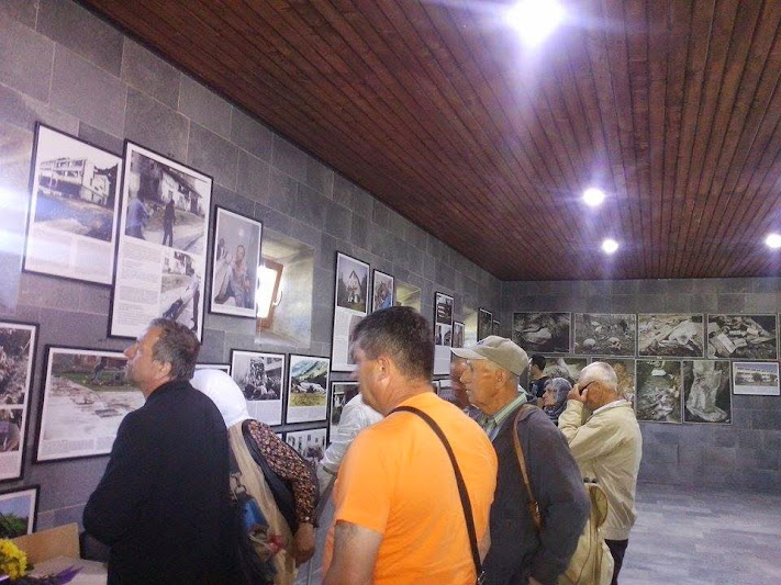 Posjetioci u sobi sjećanja u komemorativnom centru i mezarju Veljaci.