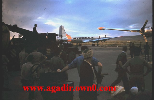 البحرية الامريكية تقدم الإغاثة العاجلة لسكان المناطق المنكوبة بمدينة اكادير سنة 1960 Rieth_Agadir_USAFaircraft