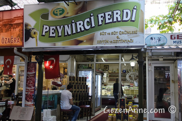 Ayvalık'taki Peynirci Ferdi'nin peynir dükkanı