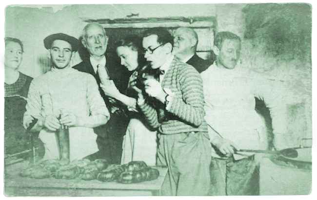 Hausschlachtung im Pastorenhaus in Schlangen um 1927. Am Wurstekessel: Schlachter Gottlieb Biere. Links neben ihm: Pastor Friedrich Schelpf. 2. von links: Hausschlachter Adof Wiemann. Foto: Archiv Wiemann