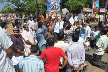 Road blockade by Arthat parish members