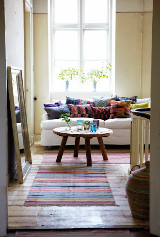 sofa con almohadones de colores