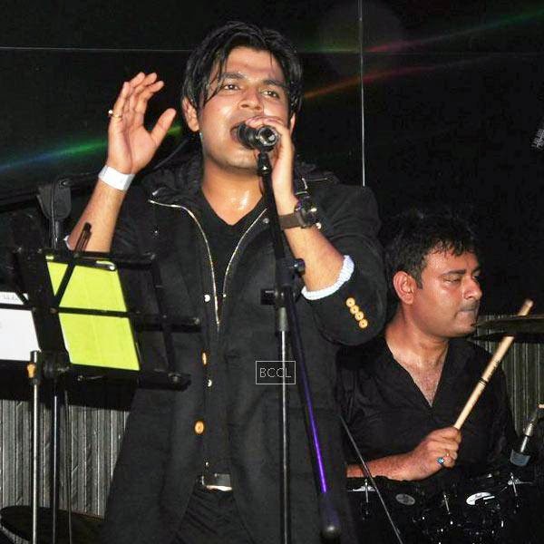 Ankit Tiwari performs during his live concert, held at Hard Rock Cafe, on July 11, 2014.(Pic: Viral Bhayani)