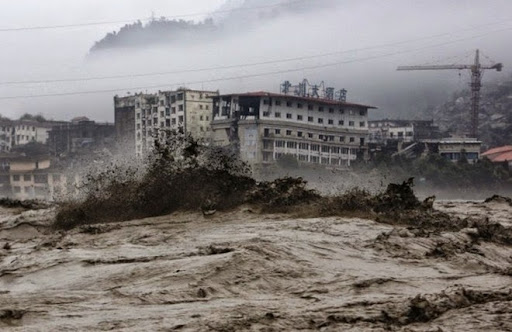 8. Failure Of Banqiao Dam Công tác xây dựng kém là nguyên nhân gây ra vỡ đập Banqiao ở Trung Quốc tháng 8/1975 - sau 3 trận mưa lớn. Khi bị vỡ vào lúc 1 giờ sáng, một bức tường nước cao 6 m, rộng 12 km, tương đương với 600 triệu m3 nước tràn xuống, khiến hơn 85.000 người chết và 11 triệu người bị ảnh hưởng nghiêm trọng. Đáng nói hơn, các vết nứt trên đập đã được chỉ ra vào năm 1961, bắt nguồn từ thiết kế có phần sai lầm khi xây dựng khu đập này.