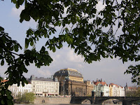 Stadsbeeld - Moldau met Nationaal theater vanaf Kampa-eiland 3.JPG