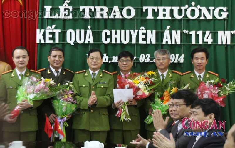 Thay mặt lãnh đạo công an tỉnh, Đại tá Nguyễn Hữu Cầu - Phó giám đốc Công an Nghệ An chúc mừng Ban chuyên án