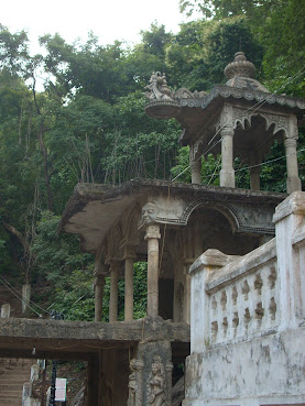 पुरातन मंदिरांचे भग्नावशेष