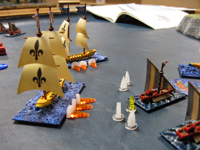 On the left the Corsairs are still trying to hit a War Galley, they manage to set its mast on fire.