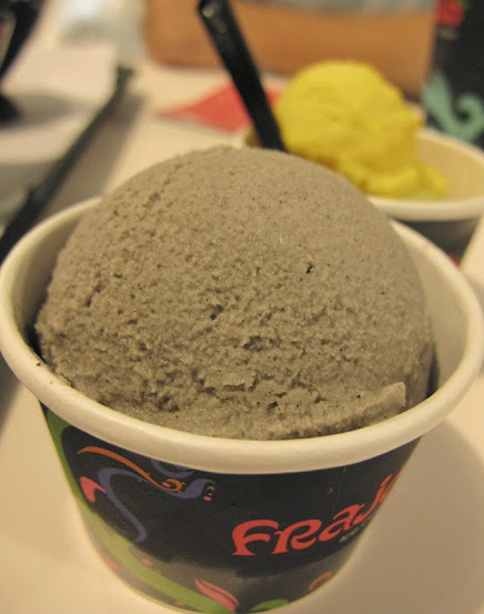 >顏色很不討喜的芝麻口味-FRajo冰淇淋