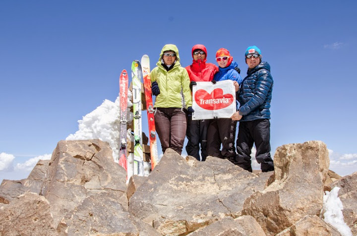 Victorie!!! Echipa Spirit: Corina, Akos, Christine si Dan primii romani pe Varful Suphan 4061 m cu skiuri de tura