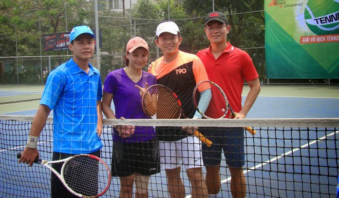 Giảng viên Cao đẳng thực hành FPT Polytechnic Thu Thảo "xì-tin" bên cạnh các tay vợt nam tham gia giải tennis FPT.