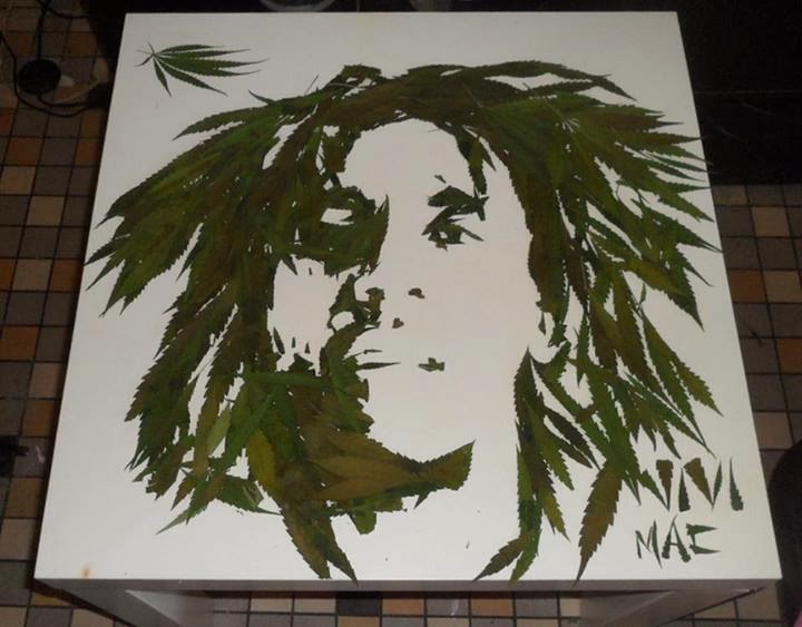 Bob Marley, com folhas de maconha