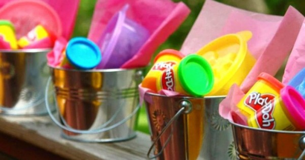 1. Memberikan Mainan Playdough