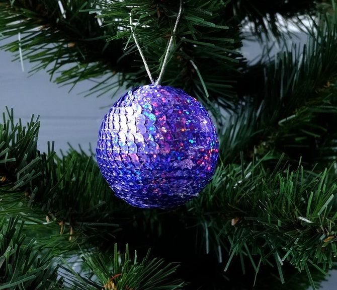Beautiful and unusual decor of Christmas balls - the best ideas with photo 38