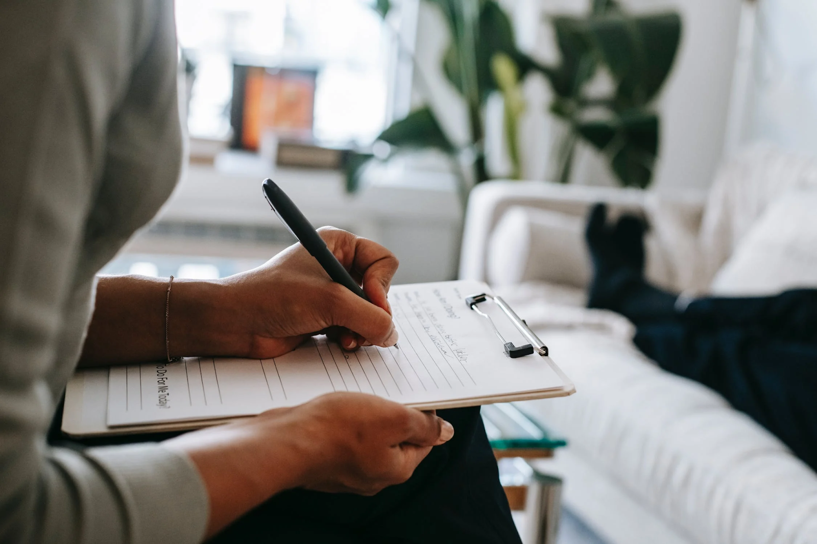 Doctor writing a medical diagnosis