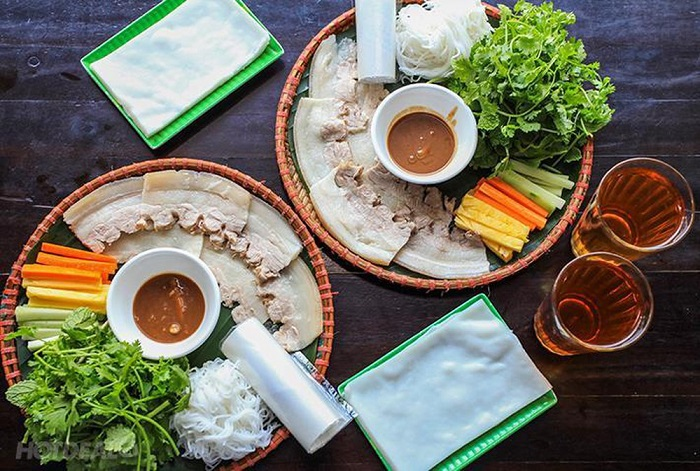 Rice paper rolls with pork with rich seasoning sauce