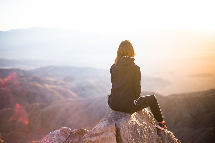 山　ハイキング　女性　太陽