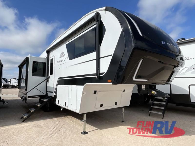 Find more deals on luxury fifth wheels at Fun Town RV today!