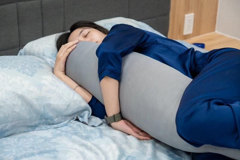  Chiếc gối ôm phù hợp với tư thế ngủ nghiêng thường có độ phồng và dày hơn chiếc gối ôm thông thường