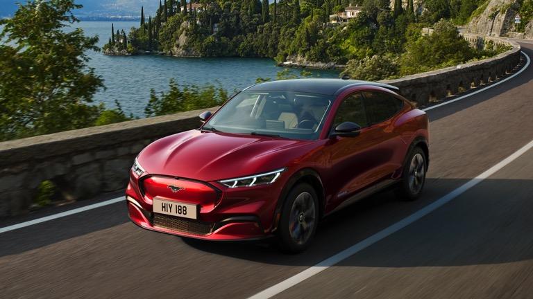 Un coche deportivo en una carretera

Descripción generada automáticamente