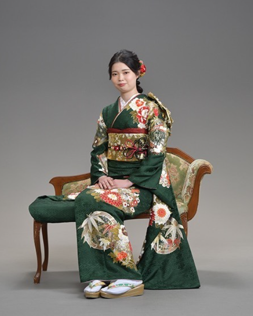 緑の振袖の女性