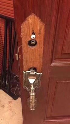 州一教会的门锁被毁坏。(对华援助协会提供/记者乔龙)