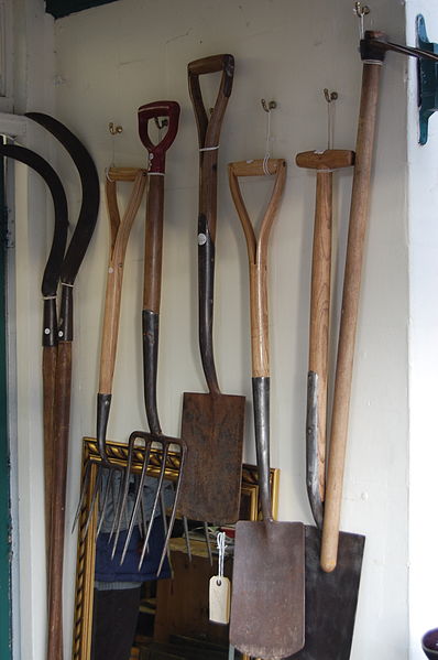 https://upload.wikimedia.org/wikipedia/commons/thumb/d/da/Kington_21_-_antique_garden_tools.JPG/398px-Kington_21_-_antique_garden_tools.JPG