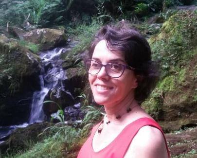 Mulher ao lado de uma rocha

Descrição gerada automaticamente