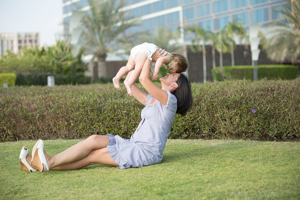 https://pixabay.com/photos/mother-daughter-family-park-child-1171569/