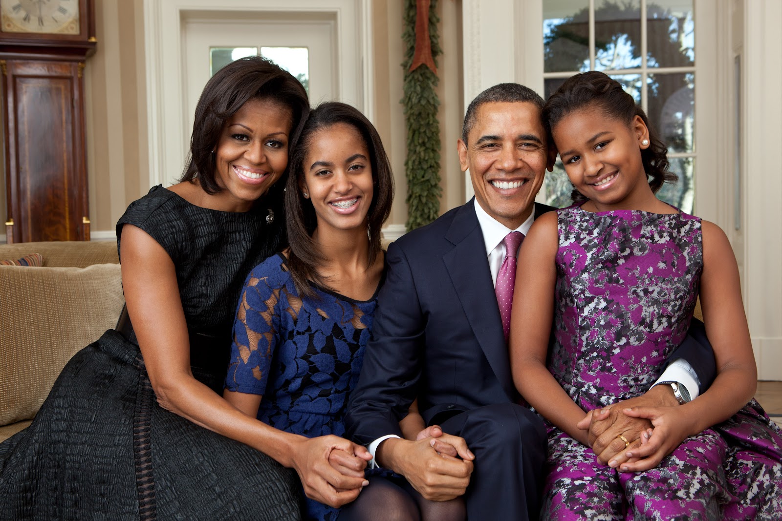 https://upload.wikimedia.org/wikipedia/commons/5/5d/Barack_Obama_family_portrait_2011.jpg