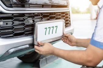 Technician changing car plate number in service center Premium Photo