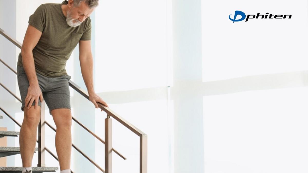 Người lớn tuổi thường bị đau khớp gối khi leo cầu thang