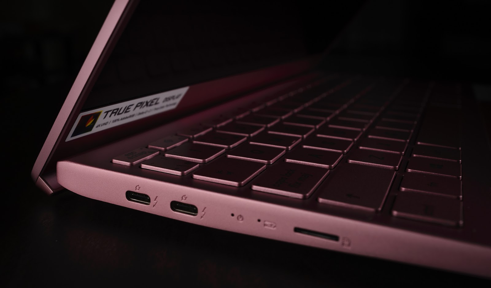 Lo triste es que los USB tipo A son solo USB 2.0 a la izquierda y el lector de tarjetas es Micro SD. Sería una gran adición a esta computadora portátil si tuviéramos un lector de tarjetas SD (tamaño normal) y USB A 3.0, pero nuevamente nada que le impida mantener esta computadora portátil en su radar.