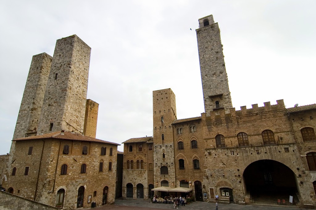 Piazza_del_duomo_in_san_gimignano.jpg