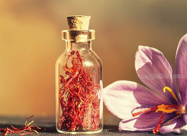 Chia nhỏ số lượng saffron và đựng trong lọ kín