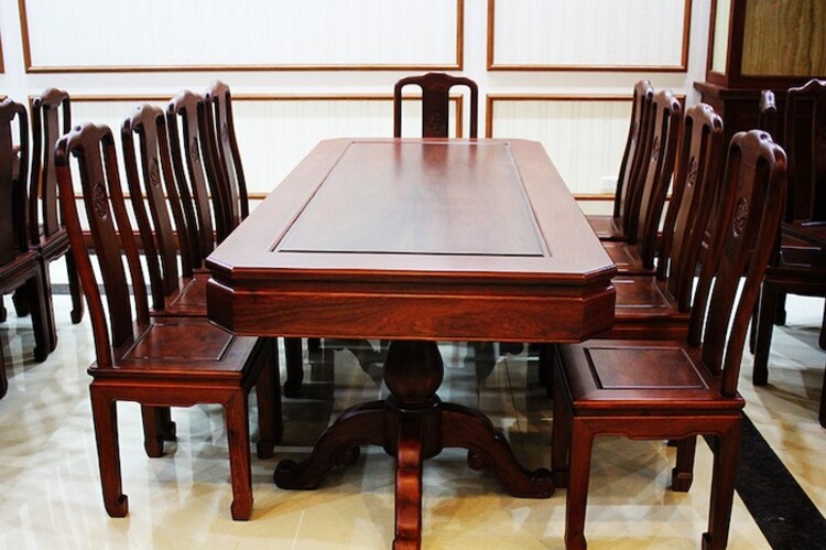 Bộ bàn ghế sử dụng cho phòng ăn gia đình làm từ gỗ gụ với kiểu dáng đơn giản nhưng không kém phần sang trọng