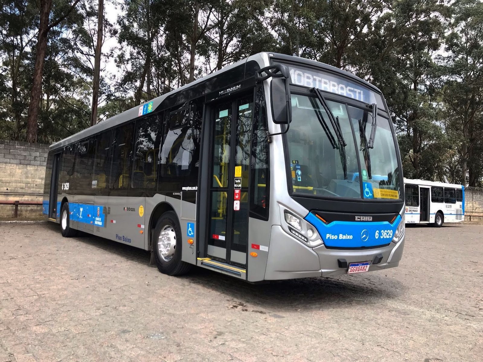 Ônibus da frota da MobiBrasil da operação em São Paulo, onde a operadora transporta 10,8 milhões de passageiros por mês no sistema SPTrans, o maior sistema de ônibus da América Latina.