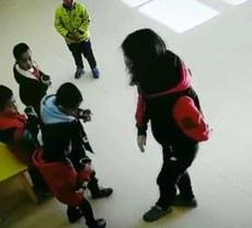 木市第四幼儿园一教师踢打幼童，被监控视频摄下。（视频截图）
