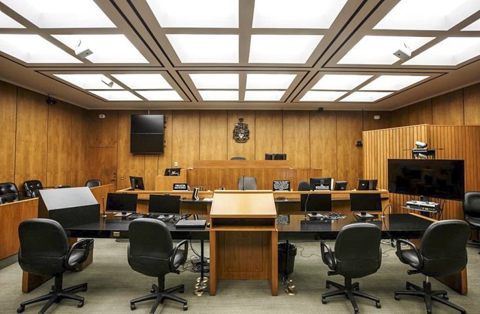 Пустий зал судових засідань в суді Едмонтона, Канада