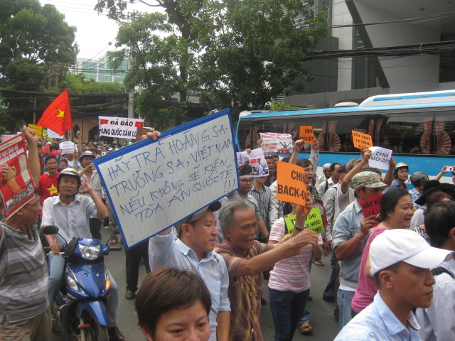 Người biểu tình yêu nước xuống đường tại Sài Gòn hôm nay