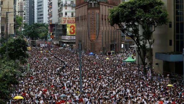 香港瘫痪 港府被迫延后审议修例 股市惨跌